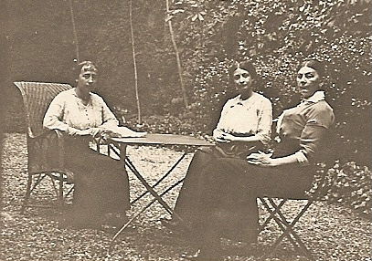 Suzanne avec belle-soeur et belle-mère