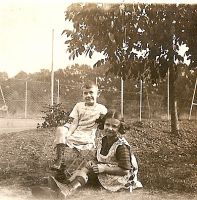 Annie et Henri devant le tennis